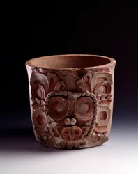 Arte precolombino, civilización maya, período clásico: vaso decorado con la representación del dios solar. De Petén, Guatemala. Dim. h. 22 x ancho 25,4 cm Guatemala, Museo Nacional de Arqueología y Etnología
