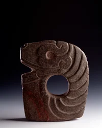 Arte precolombino, civilización maya, periodo clásico: hacha zoomorfa de piedra tallada que representa una serpiente estilizada. Procedente de Bolivia, Escuintla, Guatemala. Dimensiones: 25 x anchura 21 cm. Guatemala, Museo Nazionale di Archeologia e