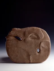 Arte precolombino, civilización maya, periodo clásico: hacha zoomorfa de piedra tallada que representa la cabeza de un ciervo. Dimensiones 26,5 x anchura 19,5 cm. Guatemala, Museo Nacional de Arqueología y Etnología