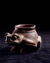 Arte precolombino, civilización maya, período clásico final: vaso zoomorfo de arcilla en forma de rana (o tortuga). De La Lagunita, Quiché, Guatemala. Guatemala, Museo Nazionale di Archeologia e Etnologia