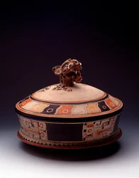 Arte precolombino, civilización maya, período clásico inicial: vaso de arcilla con tapa decorada con una cabeza de jaguar. De Tikal, Guatemala. Guatemala, Museo Nazionale di Archeologia e Etnologia