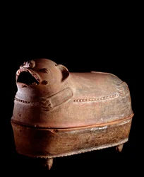 Arte precolombino, civilización maya, período clásico tardío: urna funeraria de arcilla tetrapoda con tapa en forma de jaguar. De Nebaj, Guatemala