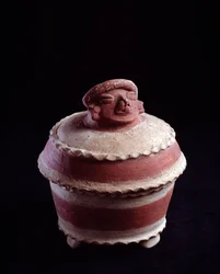 Arte precolombino, civilización maya, período clásico tardío: urna funeraria de arcilla trípode con tapa en forma de cabeza humana. De Nebaj, Guatemala
