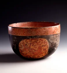 Arte precolombino, civilización maya, período clásico tardío: vaso de arcilla policromada decorado con glifos. De Uaxactún, Quiché, Guatemala. Dim. h. 12,5 x diam. 18,5 cm Guatemala, Museo Nacional de Arqueología y Etnología