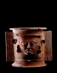 Arte precolombino, civilización maya, período clásico tardío: urna funeraria cilíndrica de arcilla decorada con un rostro humano. De Quiché, Guatemala. Altura 33,5 x diámetro 33 cm. Guatemala, Museo Nacional de Arqueología y Etnología
