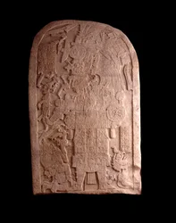 Arte precolombino, civilización maya, período clásico tardío: estela de piedra de Machaquila, Petén, Guatemala. Guatemala, Museo Nazionale di Archeologia e Etnologia