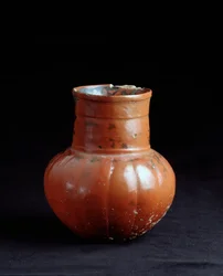 Arte precolombino, civilización maya, periodo posclásico: jarra de arcilla. De Los Cerritos, Chicaj, Quiché, Guatemala. Altura 17,5 x diámetro 9 cm. Guatemala, Museo Nacional de Arqueología y Etnología