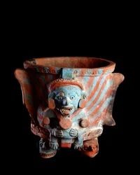Arte precolombino, civilización maya, período posclásico: vaso trípode con incienso de arcilla decorado con una cabeza. De Nebaj, Quiché, Guatemala. Dim. h. 25 x ancho 23,8 cm Guatemala, Museo Nacional de Arqueología y Etnología
