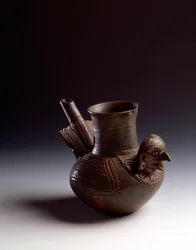 Arte precolombino, civilización maya, período posclásico: vasija zoomorfa que representa un ave. Procedente de Asunción Mita, Jutiapa, Guatemala. Dimensiones: alt. 15,5 x diám. 7,6 cm. Guatemala, Museo Nacional de Arqueología y Etnología