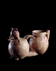 Arte precolombino, civilización maya, período preclásico: vaso doble de barro, con un elemento en forma de coatí y el otro sencillo. Procedente de Kaminaljuyú, Guatemala. Dimensiones: alt. 16 x anch. 30,5 cm. Guatemala, Museo Nacional de Arqueología y
