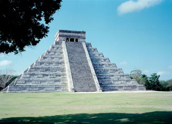 Civilización precolombina: vista del sitio de Chichén Itzá en la región de Yucatán. Civilización maya, período clásico y renacimiento maya, 750-1200 d.C. México