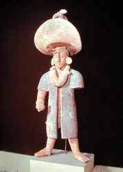 Figura masculina de pie, del cementerio en la Isla de Jaina, Estado de Campeche, siglos VII-X (terracota policromada)