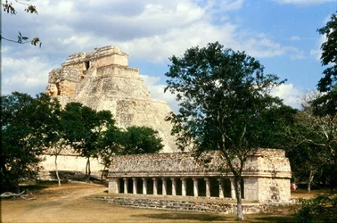 La Casa de los Pájaros y la Pirámide del Músico, Maya Clásico Tardío, c.700-900 d.C.