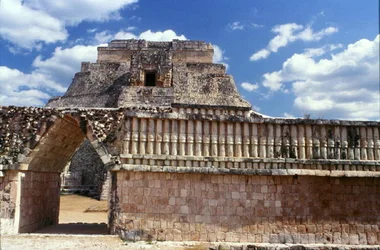 La Casa de los Pájaros con la Pirámide del Mago detrás, Maya Clásico Tardío, c.700-900 d.C.