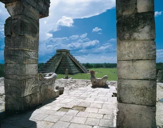 El templo de los guerreros y la pirámide de Kukulkán (o castillo), en Chichén Itzá (Yucatán, México)