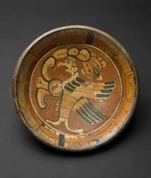 Plato trípode con ave sobrenatural, 550-800 d.C.