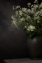 Bodegón con flores silvestres blancas