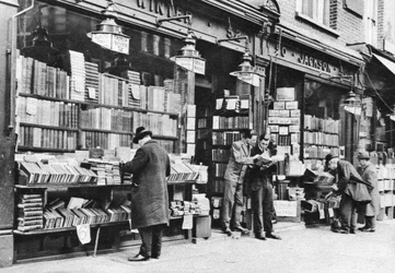 Una librería en Charing Cross Road, Londres, 1926-1927