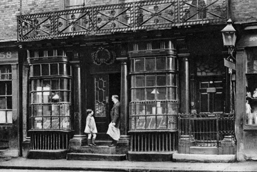 Una fachada de tienda, Artillery Lane, cerca de Bishopsgate, Londres, 1926-1927