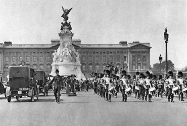 Cambio de guardia, Palacio de Buckingham, Londres, 1926-1927