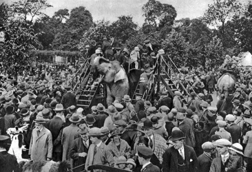 Paseos en elefante en el Zoológico de Londres, 1926-1927