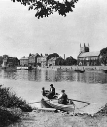 Ferry a través del Támesis hasta la posada London Apprentice, Isleworth, Londres, 1926-1927