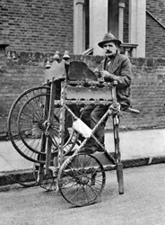 Afilador de cuchillos y tijeras, Londres, 1926-1927