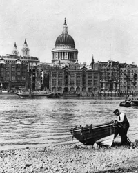 Barquero del Támesis y su bote en la playa de Bankside, Londres, 1926-1927