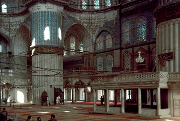 Arte otomano: vista interna de la Mezquita Azul construida entre 1609 y 1616