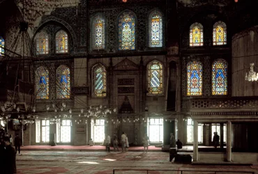 Arte otomano: vista interna de la Mezquita Azul construida entre 1609 y 1617