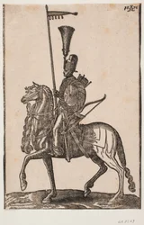 Soldado montado, perfil hacia la izquierda; lanza con banderín, arco al lado, escudo circular, carcaj; tocado con plumas