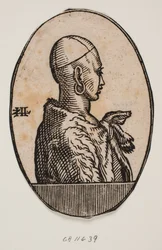 Medallón circular con retrato de medio cuerpo de un hombre sin barba con una calota y un pendiente, con una piel sobre el hombro; perfil hacia la derecha