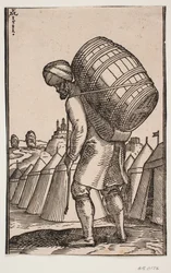 Hombre cargando un barril en la espalda, en un campamento