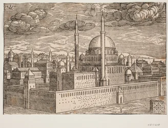 Mezquita, con dos minaretes, vista desde el noroeste; al otro lado del agua, se puede ver Galata. En la esquina inferior derecha, hay una piedra cúbica, sobre la cual se ha grabado una figura geométrica cuadrada, una figura que presumiblemente muestra