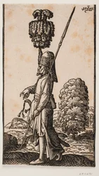 Soldado con lanza y espada, visto de perfil hacia la izquierda, de pie en un paisaje costero; detrás de él, un gran árbol; su tocado está adornado con una pluma colosal