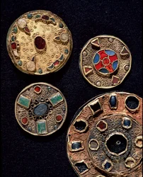 Arqueología de la Edad Media. Arte bárbaro de la Galia: fíbulas, del latín fibula, que significa sujeción, en trabajos de filigrana de oro y plata, estilo policromo. Francia, período merovingio, siglos VI-VII. Estrasburgo, Museo Arqueológico del Palais R