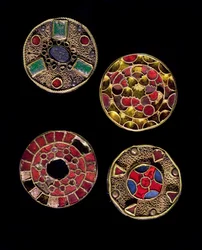 Arqueología de la Edad Media. Arte bárbaro de la Galia: fíbulas en oro y plata con filigrana, estilo policromo