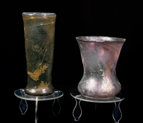 Civilización bárbara: copas de vidrio del período merovingio. Siglo VI-VII. Estrasburgo, Museo Arqueológico del Palacio Rohan