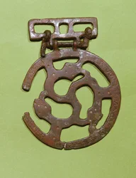 Decoración de cinturón encontrada en Saint-Denis, Francia (metal)