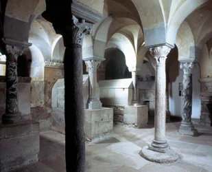 Arte merovingio: vista de la cripta de la Abadía de Jouarre