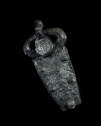 Arte merovingio: placa de hebilla de cinturón en hierro damasquinado en plata
