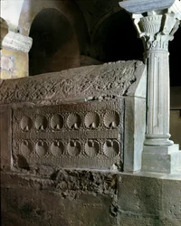 Arte merovingio: cenotafio de la abadesa Theodechilde (o Telchide) (fallecida en 662 d.C.). Monumento funerario de piedra. Abadía de Jouarre (Seine y Marne)
