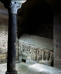 Arte merovingio: tumba de Agilbert (siglo VII), obispo de París. Monumento funerario de piedra. Abadía de Jouarre (Sena y Marne).