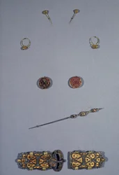 Arte Merovingio (Galia): Conjunto de la Reina de los Francos Arnegonde o Aregonde (v.515-600), circa 570. Esposa de Clotario I (511-561). De arriba a abajo: par de alfileres en filigrana de plata y oro, par de pendientes en plata cloisonné, filigrana de co