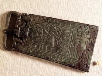 Arte merovingio: hebilla de cinturón de bronce del reino burgundio representando a Daniel en el foso de los leones. 550-626. De Franco Condado. Museo Nacional de Arqueología, Saint Germain en Laye