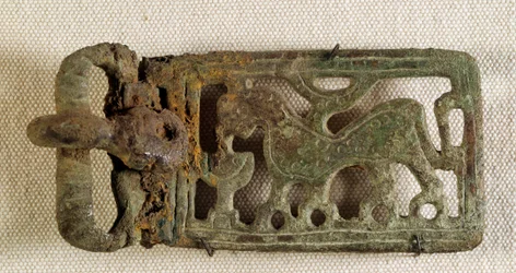 Arte merovingio: hebilla de cinturón que representa un animal fantástico. Galia siglo VI. Museo Nacional de Arqueología de Saint Germain en Laye