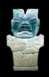 Placa antropomórfica, posiblemente la Serpiente de Fuego, precolombina, 800-400 a.C. (serpentina y cinabrio)