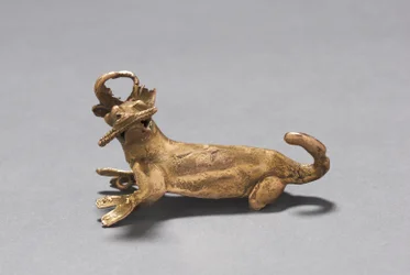 Colgante de ciervo comiendo maíz, c. 1000-1550 (oro fundido)
