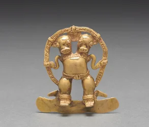 Colgante de figura de doble cabeza, c. 700-1550 (oro fundido y martillado)