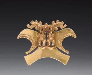 Colgante de figura de doble cabeza de pájaro, c. 1000-1500 (oro fundido y martillado)